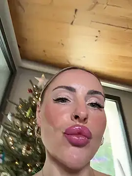 Snapshot of EmaSalis chatting on 12.15.25 EmaSalis online show from 12.15.25