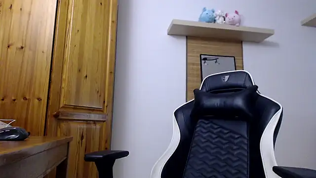 Snapshot of Lisakisss chatting on 10.06.25 Lisakisss online show from 10.06.25