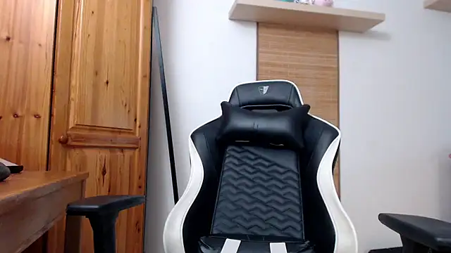 Snapshot of Lisakisss chatting on 10.18.25 Lisakisss online show from 10.18.25