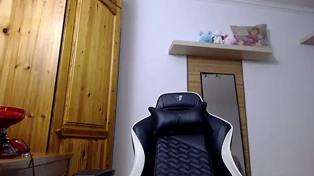 Snapshot of Lisakisss chatting on 11.25.25 Lisakisss online show from 11.25.25