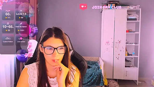 Snapshot of MollyLollipop chatting on 10.29.25 MollyLollipop online show from 10.29.25