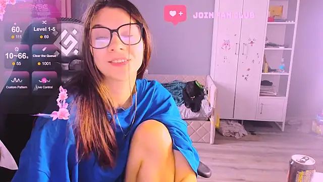 Snapshot of MollyLollipop chatting on 10.30.25 MollyLollipop online show from 10.30.25