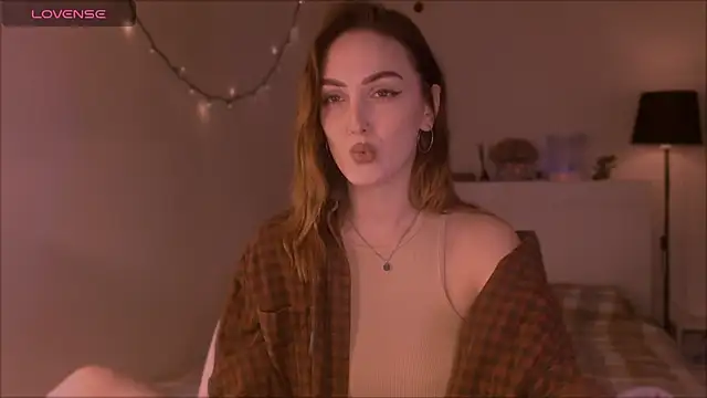 Snapshot of LilyFarey chatting on 09.30.25 LilyFarey online show from 09.30.25