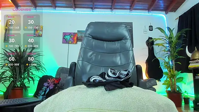 Snapshot of RyanCarter_ chatting on 11.05.25 RyanCarter online show from 11.05.25