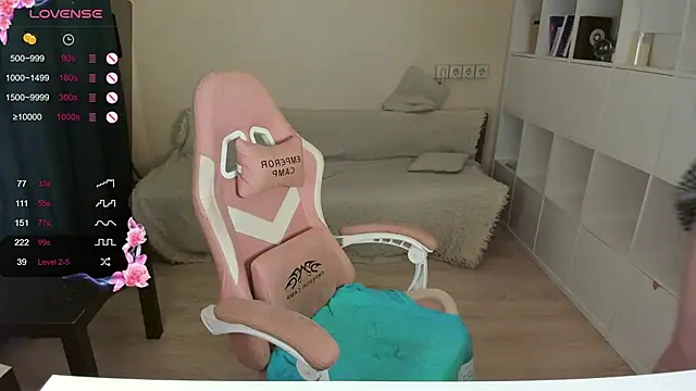 Snapshot of PlumPie chatting on 10.09.25 PlumPie online show from 10.09.25