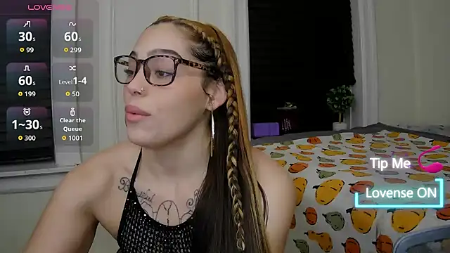 Snapshot of sapphirestorm8 chatting on 11.11.25 sapphirestorm8 online show from 11.11.25