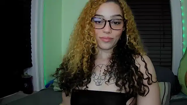 Snapshot of sapphirestorm8 chatting on 12.14.25 sapphirestorm8 online show from 12.14.25