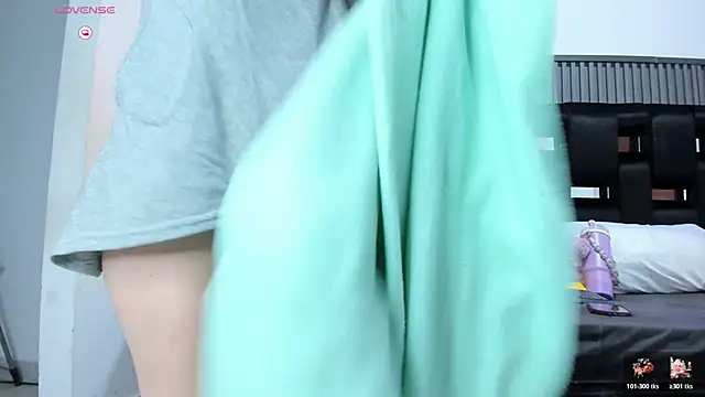 Snapshot of levana1 chatting on 12.05.25 levana1 online show from 12.05.25