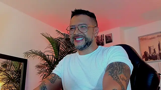 Snapshot of MrFrank_tattoo chatting on 12.02.24 MrFrank tattoo online show from 12.02.24