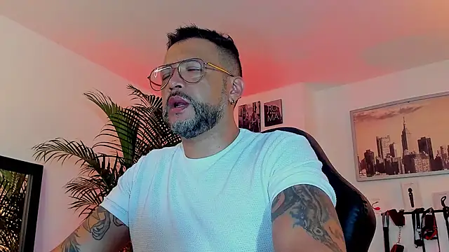 Snapshot of MrFrank_tattoo chatting on 12.02.24 MrFrank tattoo online show from 12.02.24