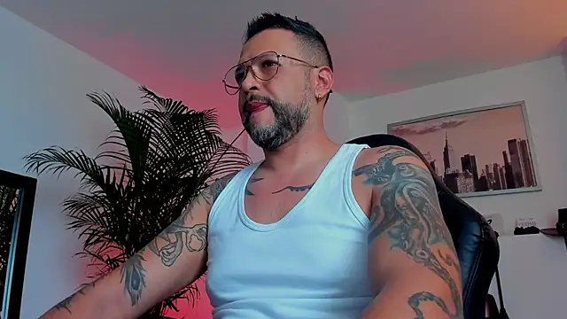 Snapshot of MrFrank_tattoo chatting on 12.02.24 MrFrank tattoo online show from 12.02.24