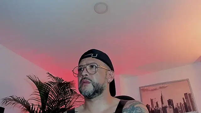 Snapshot of MrFrank_tattoo chatting on 12.04.24 MrFrank tattoo online show from 12.04.24