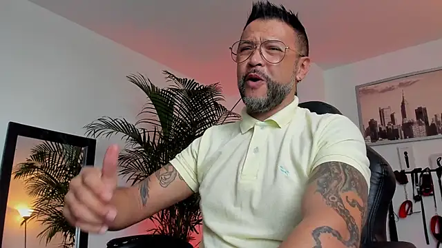 Snapshot of MrFrank_tattoo chatting on 12.09.24 MrFrank tattoo online show from 12.09.24