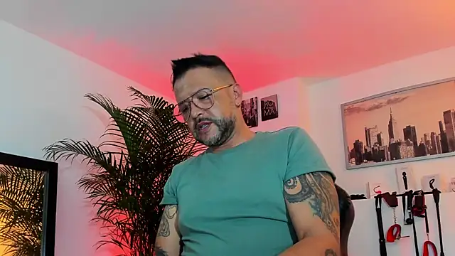 Snapshot of MrFrank_tattoo chatting on 12.21.24 MrFrank tattoo online show from 12.21.24