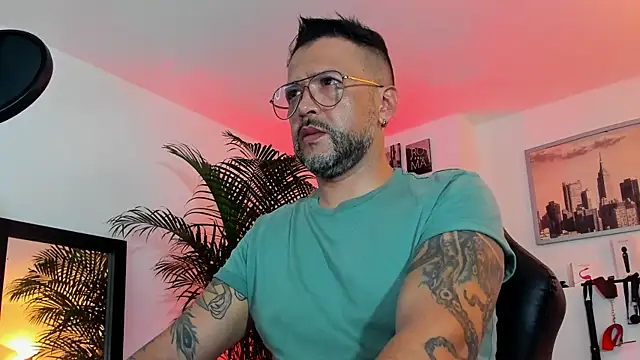 Snapshot of MrFrank_tattoo chatting on 12.21.24 MrFrank tattoo online show from 12.21.24