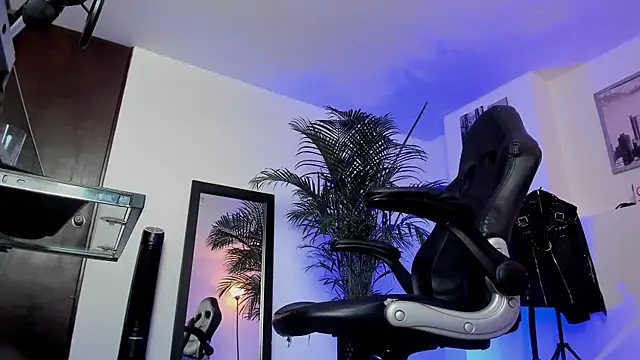 Snapshot of MrFrank_tattoo chatting on 12.28.24 MrFrank tattoo online show from 12.28.24