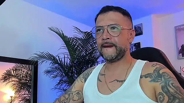 Snapshot of MrFrank_tattoo chatting on 01.21.25 MrFrank tattoo online show from 01.21.25