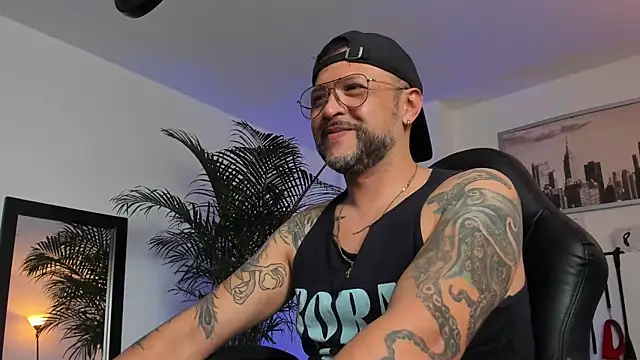 Snapshot of MrFrank_tattoo chatting on 01.29.25 MrFrank tattoo online show from 01.29.25