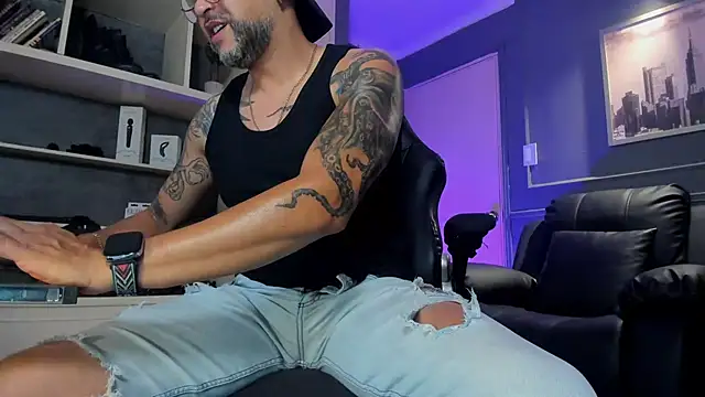 Snapshot of MrFrank_tattoo chatting on 11.11.25 MrFrank tattoo online show from 11.11.25