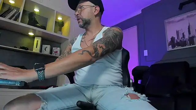 Snapshot of MrFrank_tattoo chatting on 11.20.25 MrFrank tattoo online show from 11.20.25