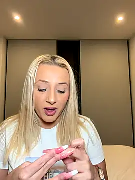 Strongqueen online show from 10.26.25