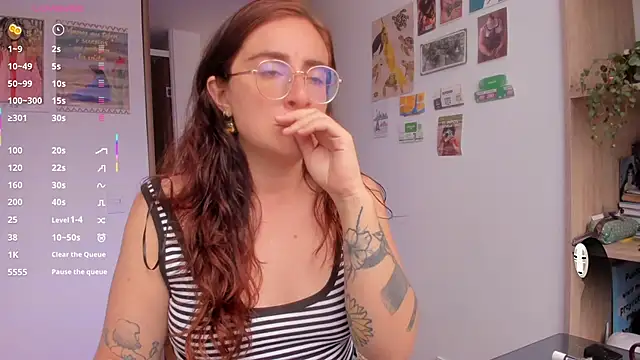 Snapshot of linda_giggle chatting on 06.10.26 linda giggle online show from 06.10.26