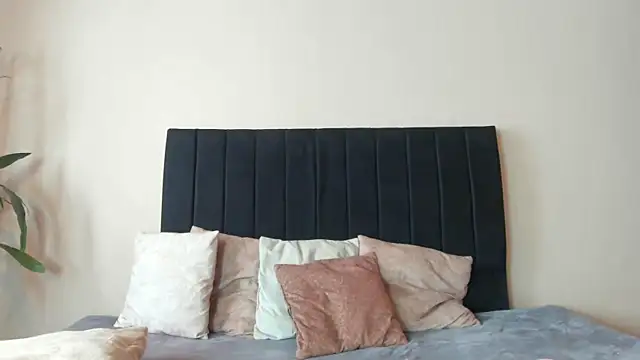 Snapshot of Isa_And_Natasha chatting on 02.20.25 Isa And Natasha online show from 02.20.25