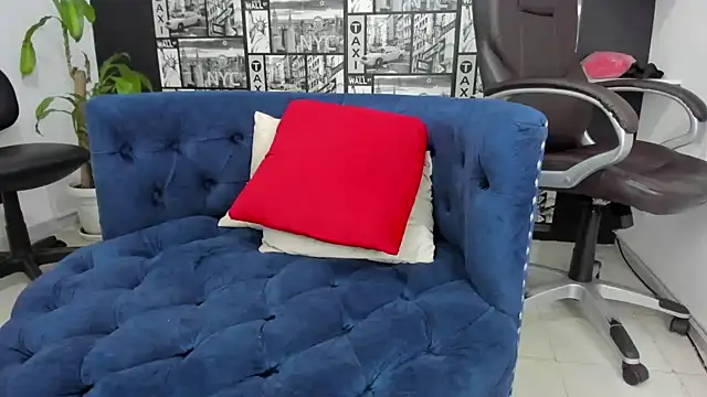 Snapshot of Isa_And_Natasha chatting on 02.25.25 Isa And Natasha online show from 02.25.25