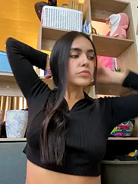 Snapshot of DaphneUwu chatting on 10.28.25 DaphneUwu online show from 10.28.25