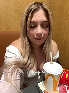 Snapshot of CherryAuroraa chatting on 12.13.25 CherryAuroraa online show from 12.13.25