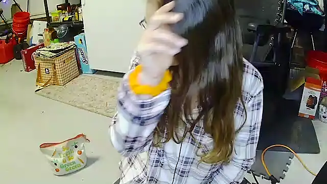 Snapshot of Dakota_02 chatting on 10.27.25 Dakota 02 online show from 10.27.25