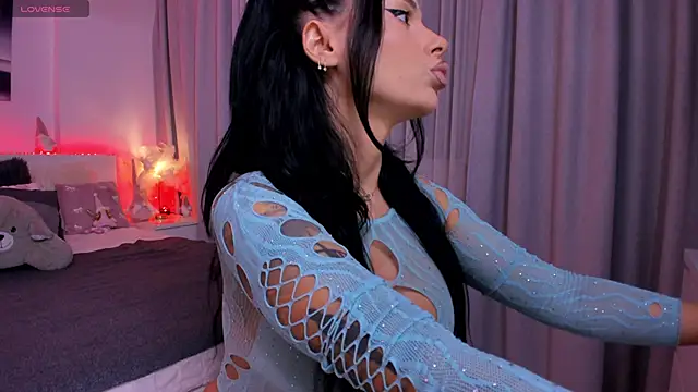 Snapshot of Mazeekiin30X chatting on 12.17.25 Mazeekiin30X online show from 12.17.25