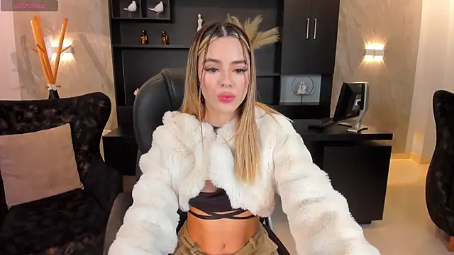 Snapshot of JuanitaClay chatting on 02.05.25 JuanitaClay online show from 02.05.25