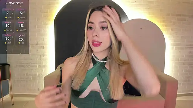 Snapshot of JuanitaClay chatting on 03.18.25 JuanitaClay online show from 03.18.25