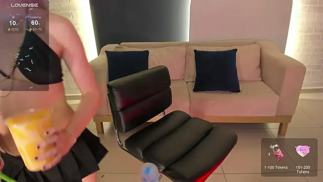 Snapshot of JuanitaClay chatting on 03.18.25 JuanitaClay online show from 03.18.25