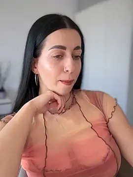 Snapshot of Emylia chatting on 01.30.25 Emylia online show from 01.30.25