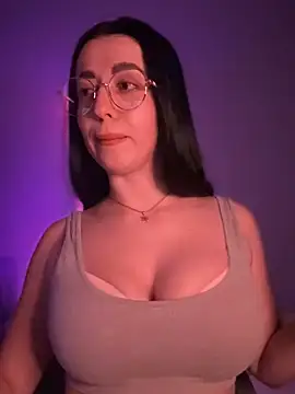 Snapshot of Emylia chatting on 02.14.25 Emylia online show from 02.14.25