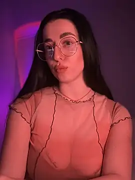 Snapshot of Emylia chatting on 02.14.25 Emylia online show from 02.14.25