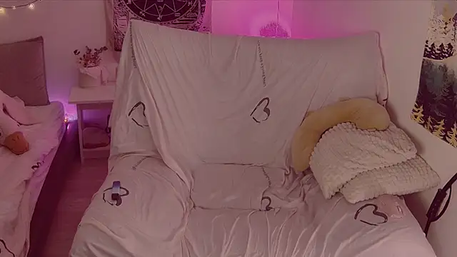 Snapshot of cutenessa chatting on 12.18.25 cutenessa online show from 12.18.25