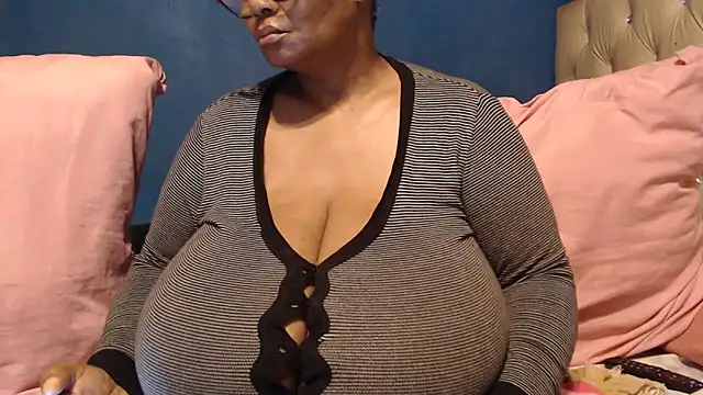 CUTEFIRMMELONSS online show from 10.18.25