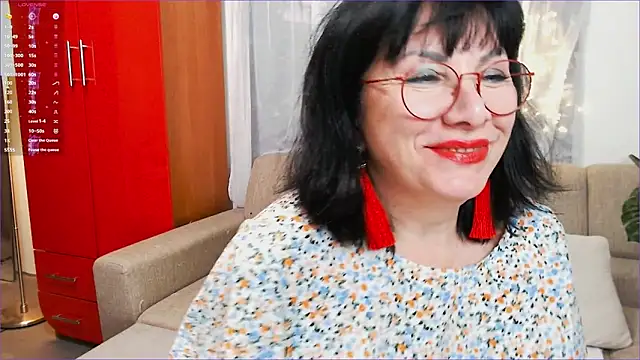 Snapshot of SquirtySlut chatting on 12.24.24 SquirtySlut online show from 12.24.24