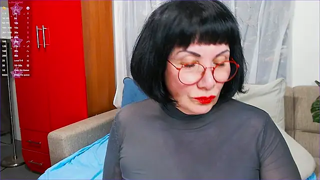 Snapshot of SquirtySlut chatting on 01.28.25 SquirtySlut online show from 01.28.25