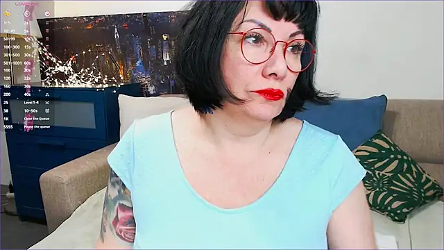 Snapshot of SquirtySlut chatting on 02.18.25 SquirtySlut online show from 02.18.25