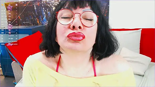 Snapshot of SquirtySlut chatting on 03.15.25 SquirtySlut online show from 03.15.25