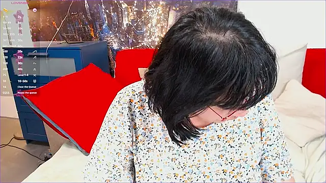 Snapshot of SquirtySlut chatting on 03.22.25 SquirtySlut online show from 03.22.25