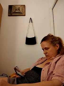 Snapshot of She-devilx chatting on 11.04.25 She-devilx online show from 11.04.25