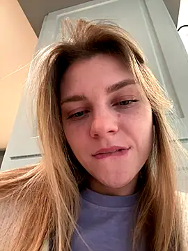 Snapshot of ValenciaShock chatting on 11.12.25 ValenciaShock online show from 11.12.25