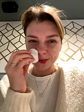 Snapshot of ValenciaShock chatting on 11.15.25 ValenciaShock online show from 11.15.25