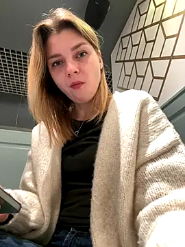 Snapshot of ValenciaShock chatting on 11.16.25 ValenciaShock online show from 11.16.25