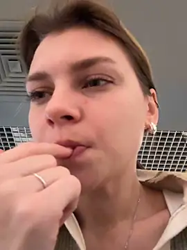 Snapshot of ValenciaShock chatting on 11.19.25 ValenciaShock online show from 11.19.25